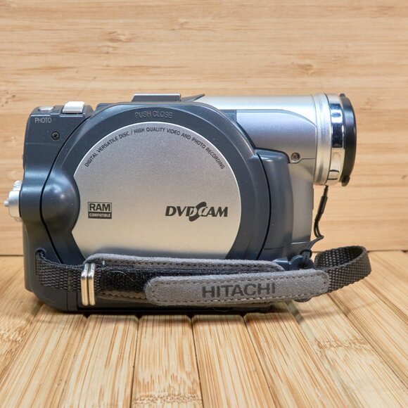 Hitachi DZ-MV730A DVD Handycam Camcorder, 16 Optical Zoom, Made in Japan - Picture 5 of 10
